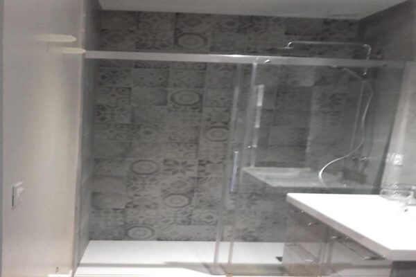 Rénovation de salle de bain à Borderouge : douche et murs repeints