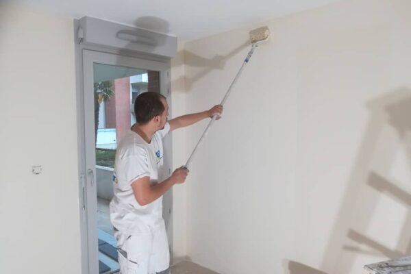 Rénovation peinture à La Cépière : couloir bleu foncé et portes blanches