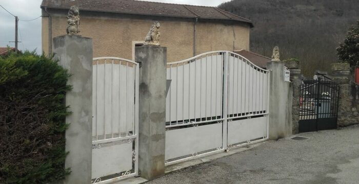 Rénovation de porte et portail à Bompas : portail métallique blanc et porte d’entrée