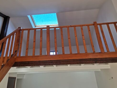 Mezzanine et garde-corps en bois d’un appartement d’Auterive après rafraîchissement