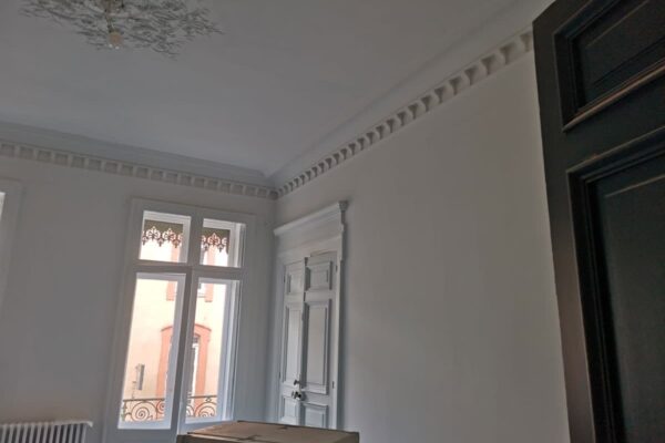 Appartement haussmannien à Toulouse : pièce repeinte en gris bleuté