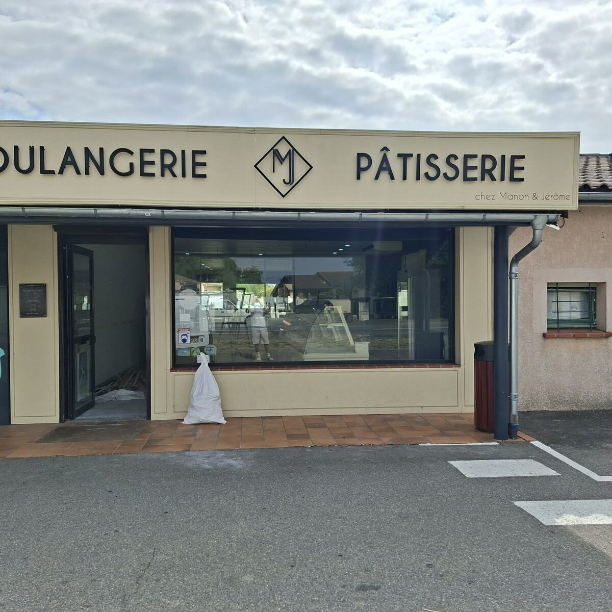 Rénovation de boulangerie à Cépet : comptoir anthracite et parement bois