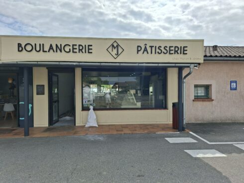 Rénovation de boulangerie à Cépet : comptoir anthracite et parement bois