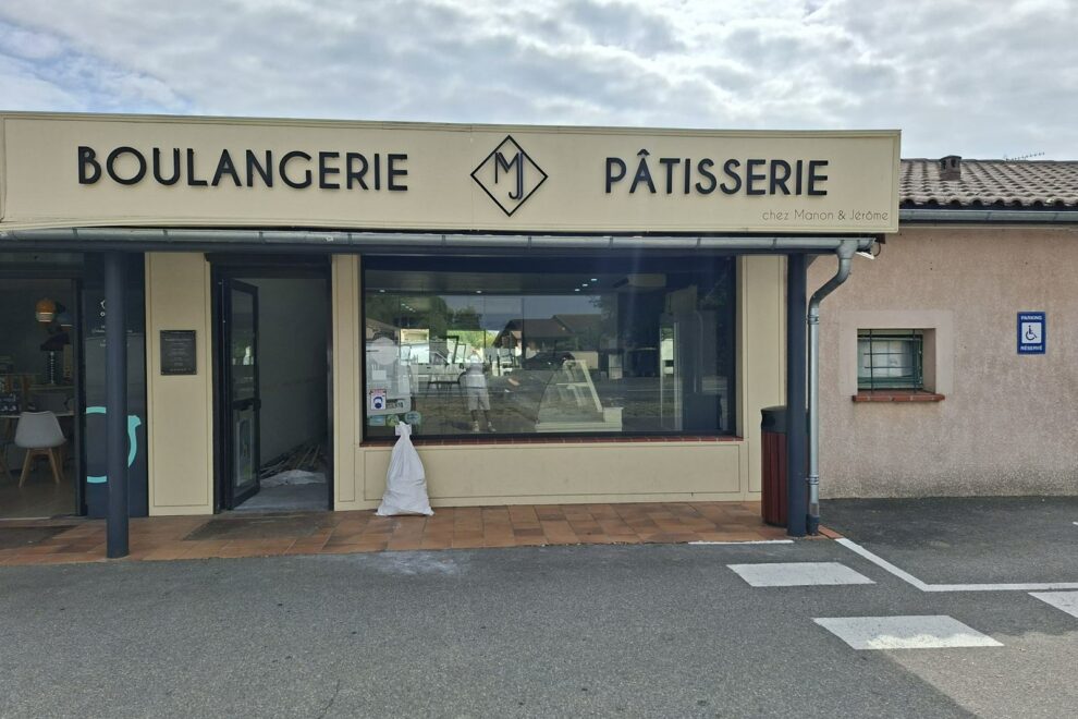 Façade de la boulangerie-pâtisserie de Cépet rénovée par AB Peinture