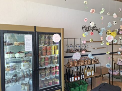 Intérieur de la boulangerie de Cépet avant les travaux, vitrines et présentoirs