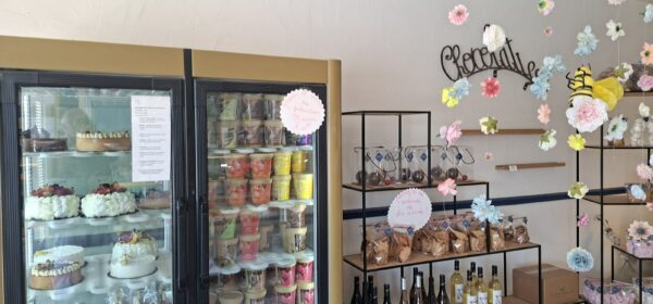 Intérieur de la boulangerie de Cépet avant les travaux, vitrines et présentoirs