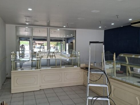 Démontage du comptoir de la boulangerie avant rénovation