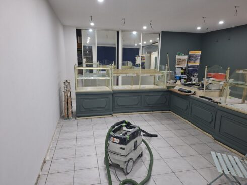 Comptoirs repeints en gris anthracite pendant le chantier de la boulangerie