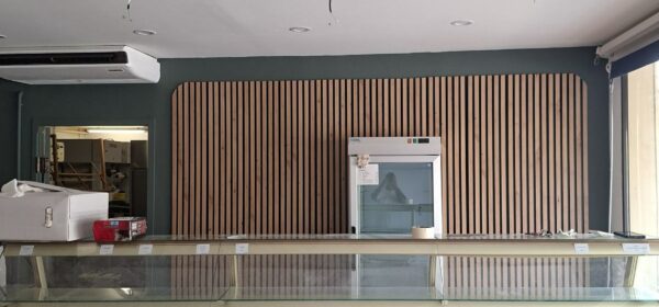 Comptoir de vente gris anthracite et mur en tasseaux bois, boulangerie de Cépet