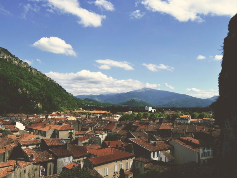 Village et toits au pied des montagnes, dans les Pyrénées françaises – secteur d’intervention de notre peintre en bâtiment