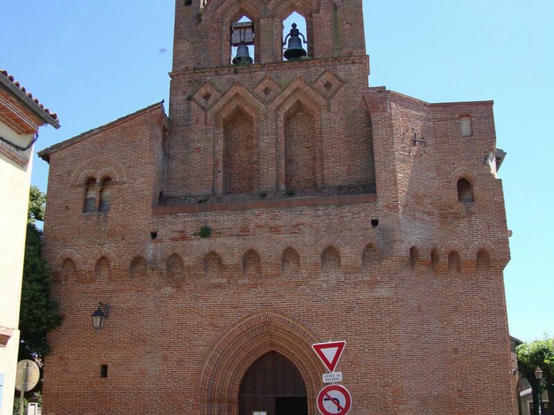 Façade et clocher de l'église Saint-Barthélemy dans le centre de Plaisance-du-Touch (Haute-Garonne) – secteur d’intervention de notre peintre en bâtiment