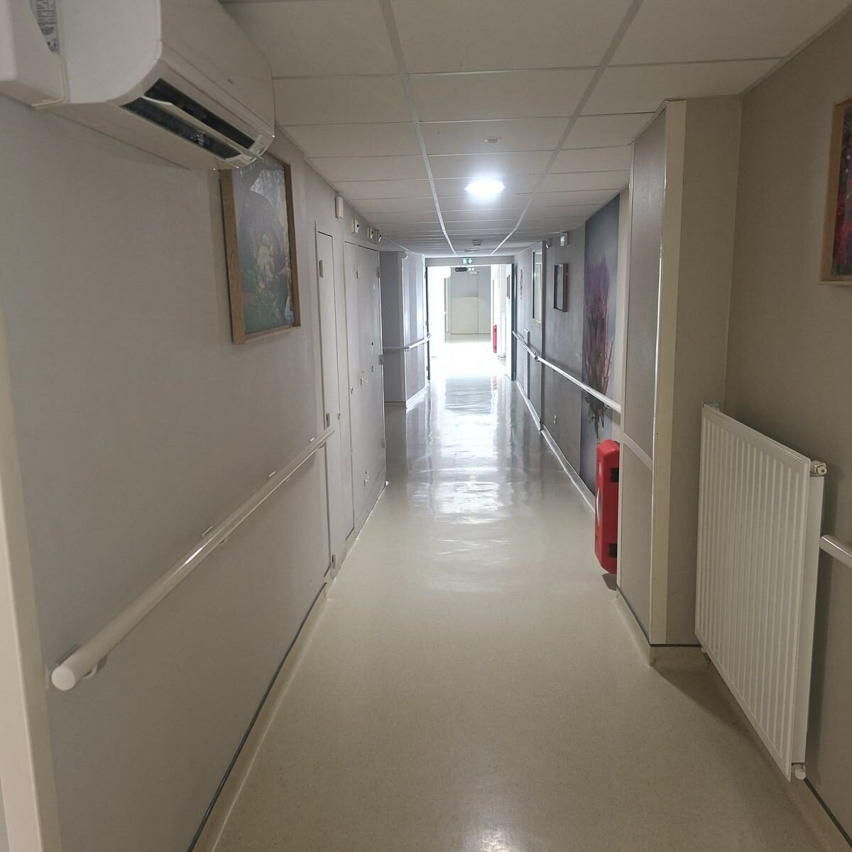 Peinture de couloirs à Cugnaux : couloir clair avec mains courantes