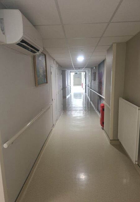 Peinture de couloirs à Cugnaux : couloir clair avec mains courantes