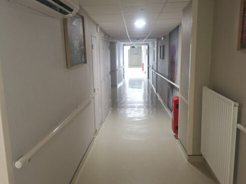 Peinture de couloirs à Cugnaux : couloir clair avec mains courantes
