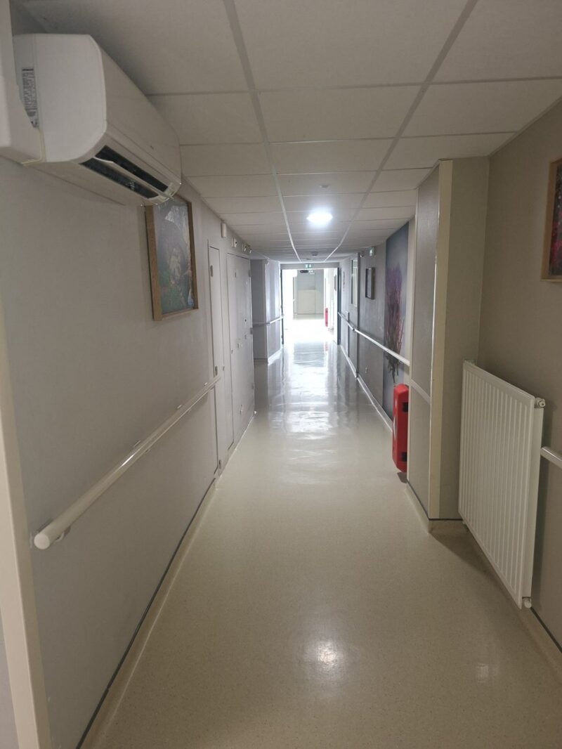 Peinture de couloirs à Cugnaux : couloir clair avec mains courantes