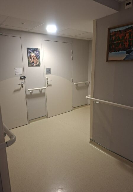 Portes de chambres et soubassements repeints dans le couloir