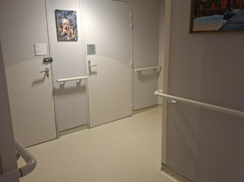 Portes de chambres et soubassements repeints dans le couloir
