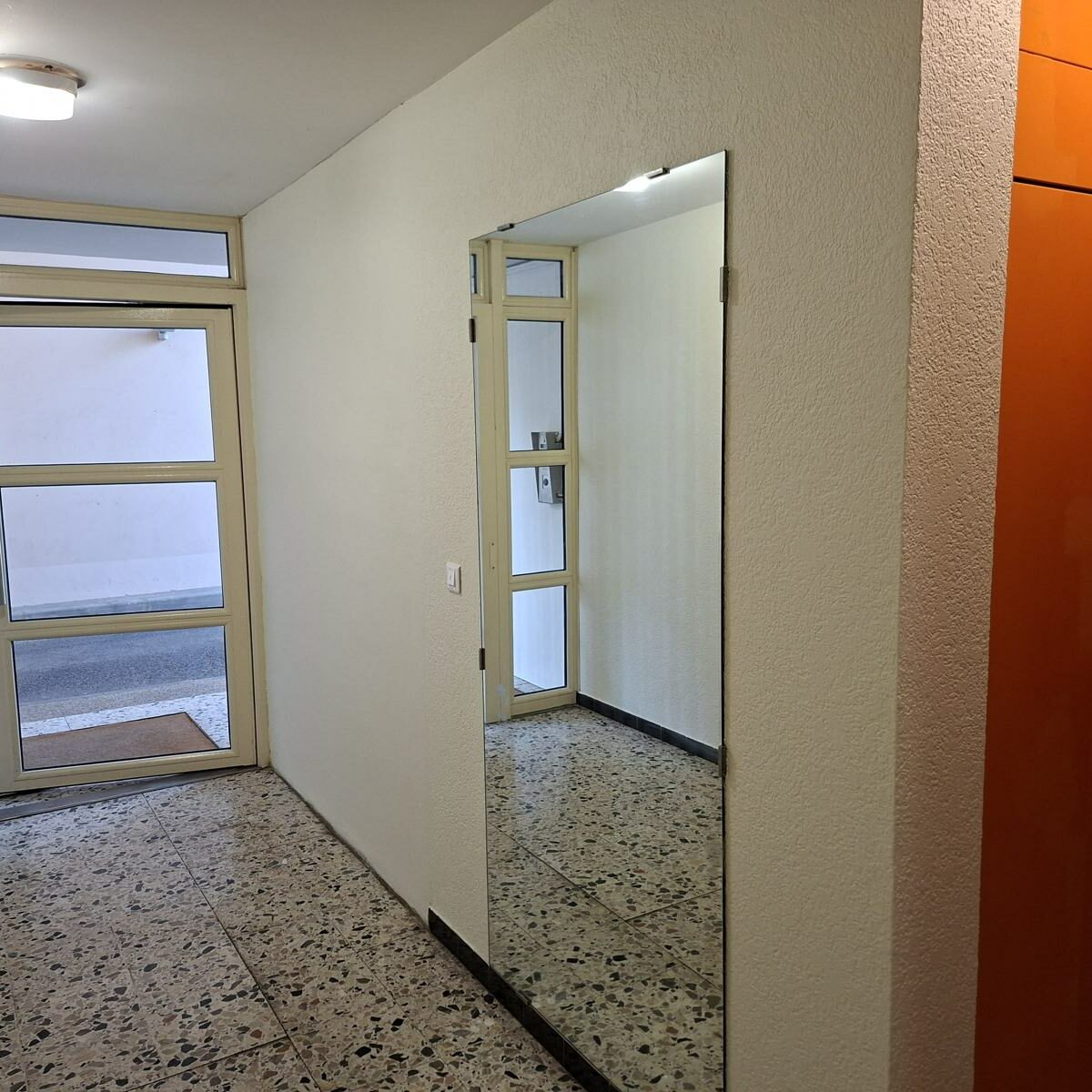 Peinture de parties communes à Blagnac : hall d’entrée repeint