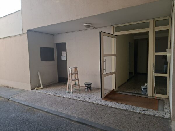Entrée de l'immeuble pendant les travaux de peinture