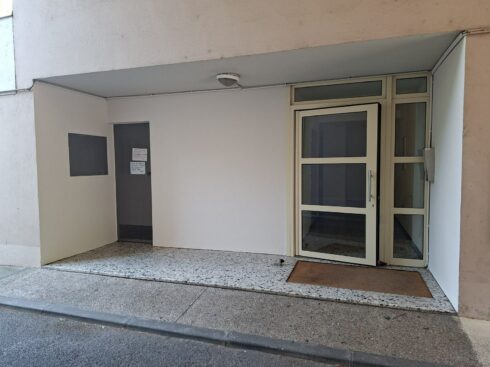 Entrée de la copropriété après remise en peinture