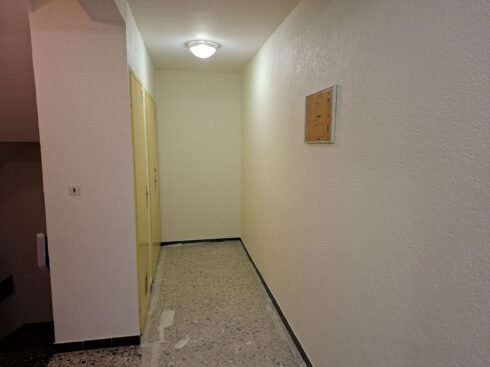 Couloir d'accès aux appartements repeint en blanc cassé