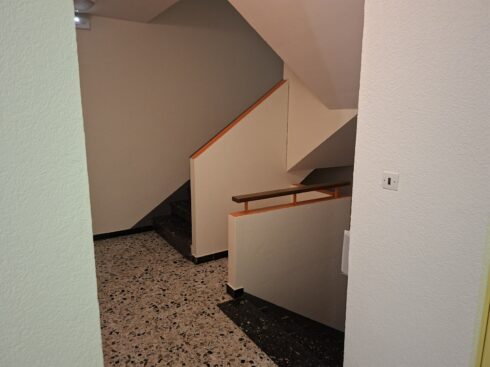 Cage d'escalier repeinte, main courante en bois