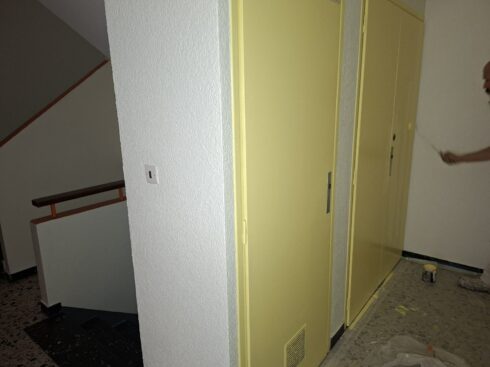 Peinture des portes palières en jaune dans la copropriété