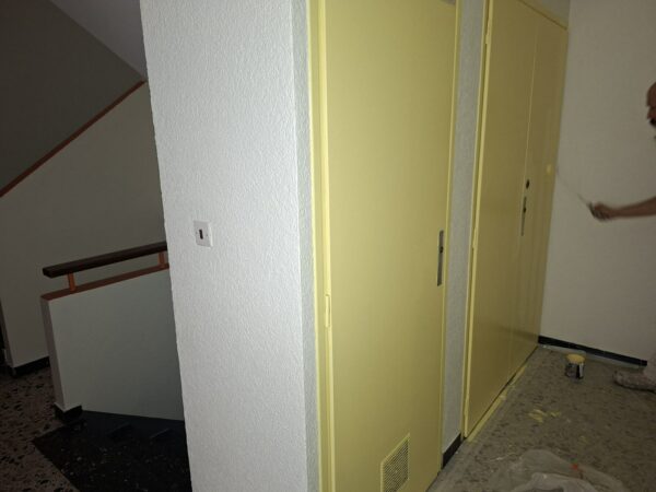 Peinture des portes palières en jaune dans la copropriété