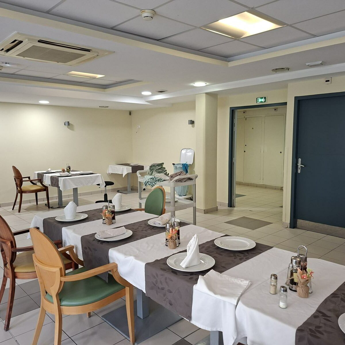 Peinture de salle de restaurant à Labège : salle lumineuse et baies vitrées