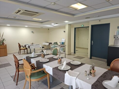 Peinture de salle de restaurant à Labège : salle lumineuse et baies vitrées