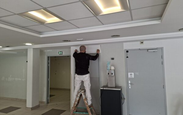 Peintre d'AB Peinture repeignant un encadrement de porte