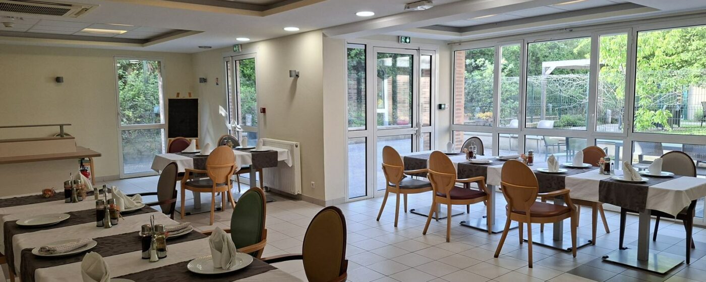 Salle de restaurant remise en service après la peinture