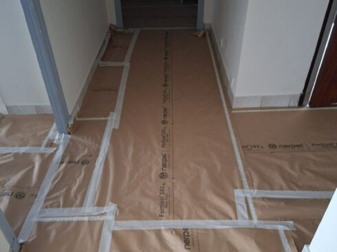 Couloir protégé joint à joint avant les travaux de peinture