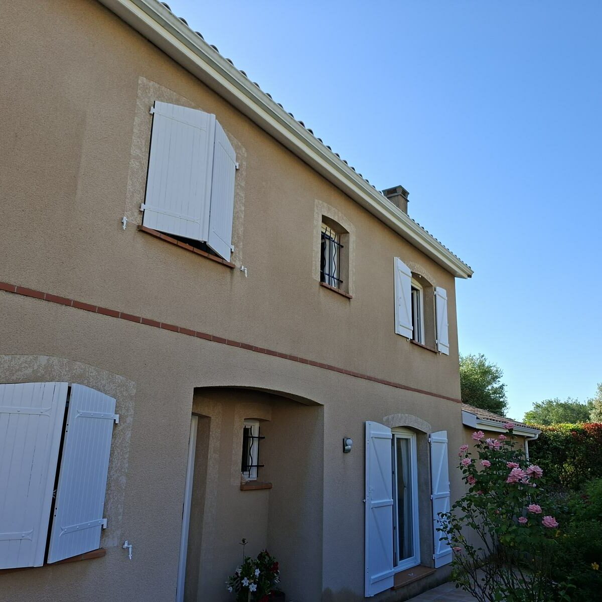 Rénovation de façade à Plaisance-du-Touch : maison à étage et volets blancs