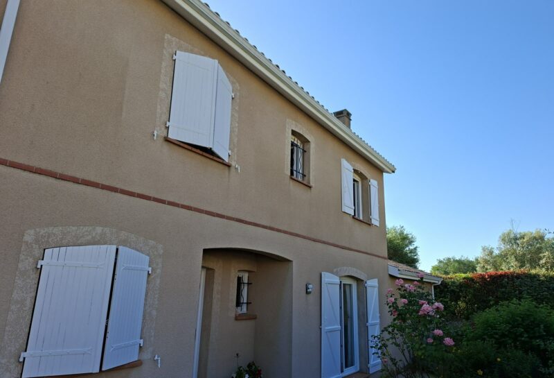 Rénovation de façade à Plaisance-du-Touch : maison à étage et volets blancs