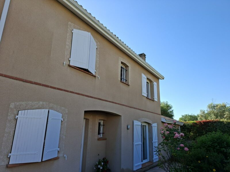 Rénovation de façade à Plaisance-du-Touch : maison à étage et volets blancs