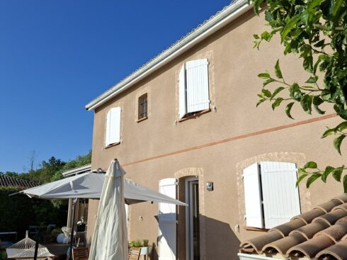 Façade arrière, terrasse et volets repeints en blanc