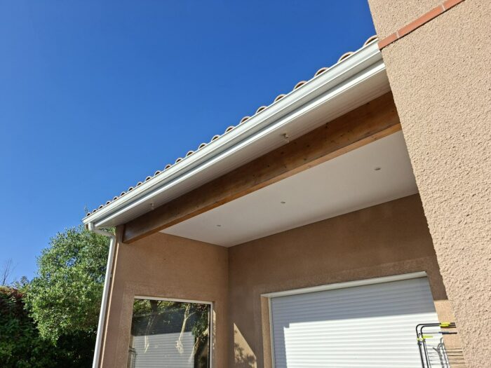 Angle de la maison avec bandeau de brique et façade enduite