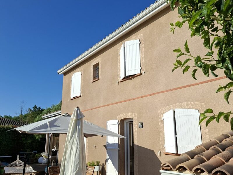 Façade de maison enduite et volets blancs repeints par AB Peinture