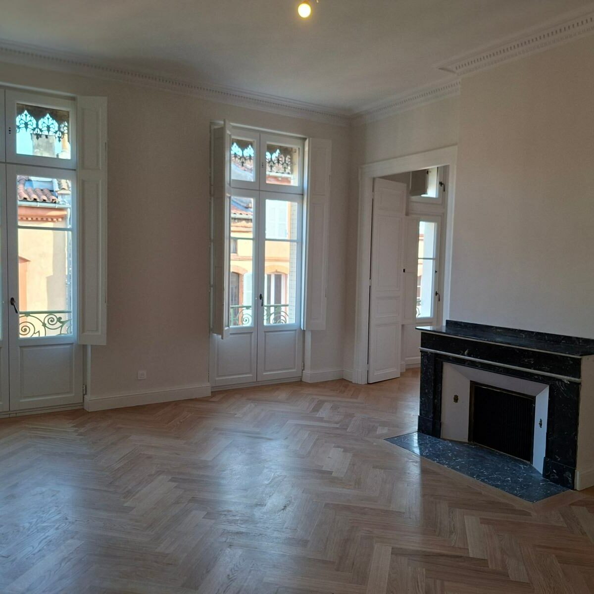 Appartement ancien à Toulouse : séjour aux moulures et cheminée en marbre