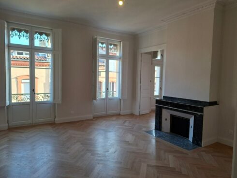 Appartement ancien à Toulouse : séjour aux moulures et cheminée en marbre