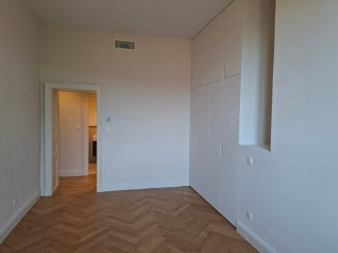 Chambre avec placards intégrés et porte moulurée