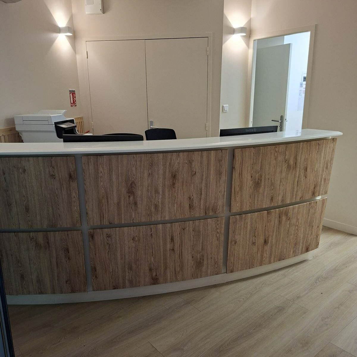 Rénovation d’accueil de cabinet à Colomiers : banque habillée effet bois