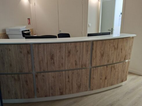 Rénovation d’accueil de cabinet à Colomiers : banque habillée effet bois