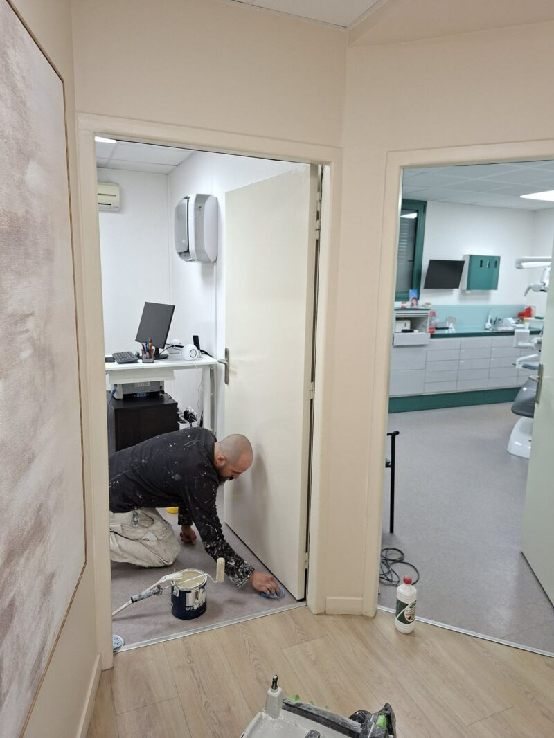 Peintre d'AB Peinture préparant les menuiseries du cabinet