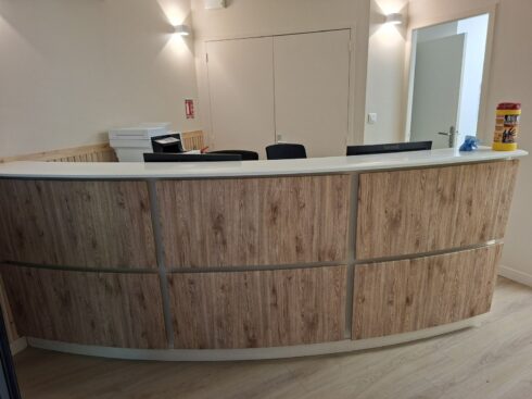 Banque d'accueil courbe entièrement habillée effet bois