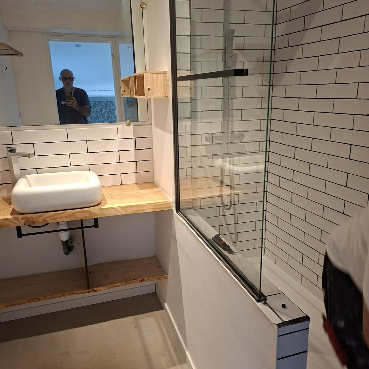 Rénovation de salle de bain à Grenade : plan vasque bois et faïence verte