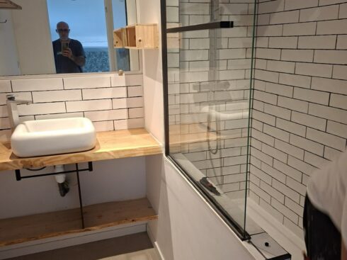 Rénovation de salle de bain à Grenade : plan vasque bois et faïence verte