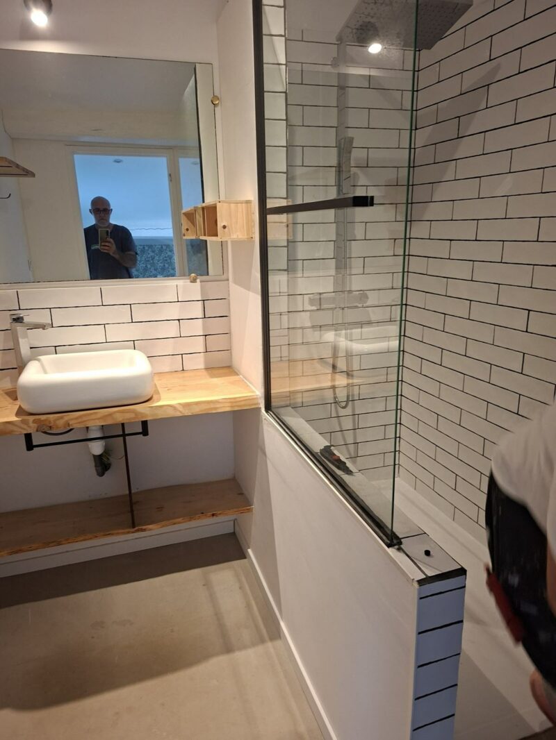 Rénovation de salle de bain à Grenade : plan vasque bois et faïence verte