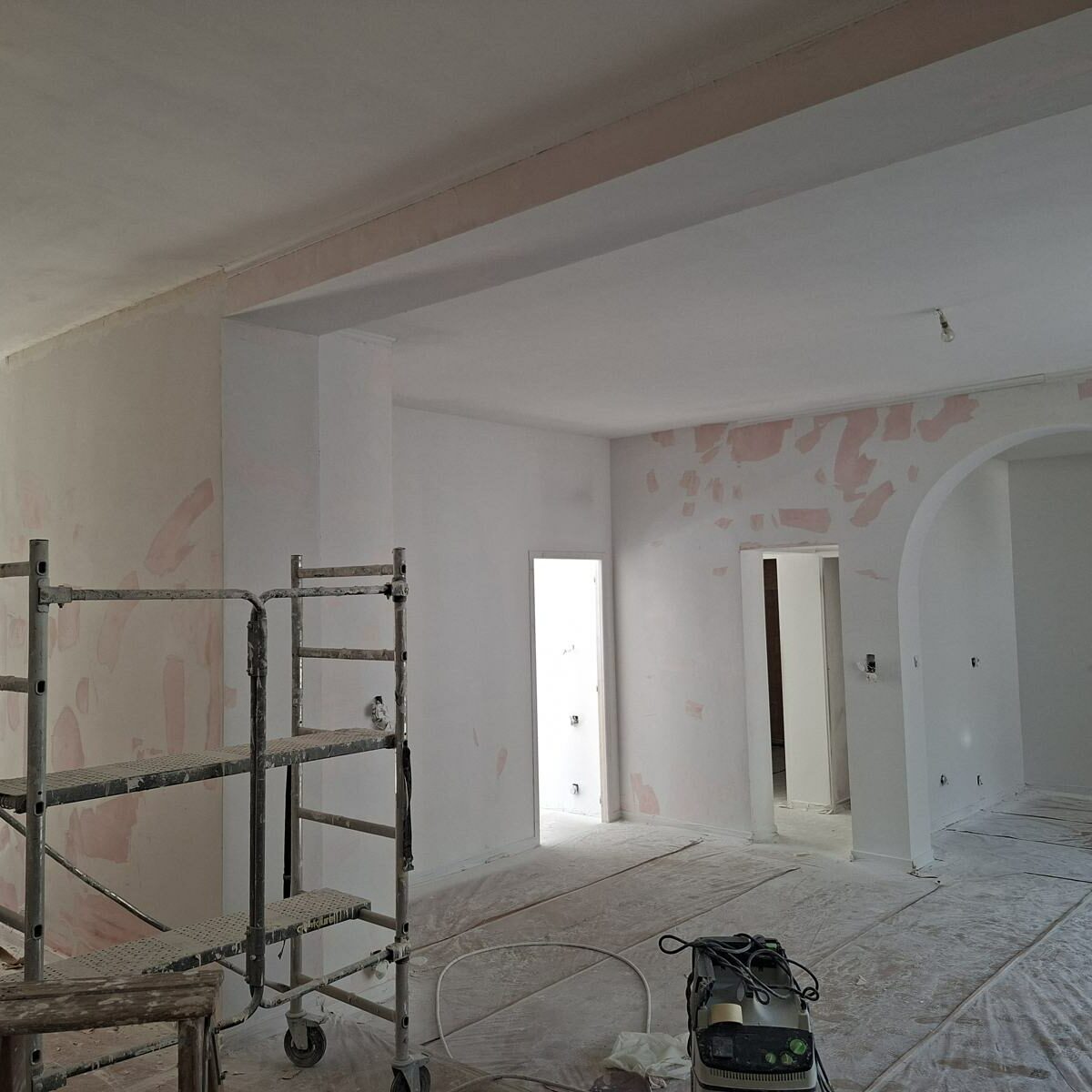 Maison ancienne à Léguevin : passage en arc et murs enduits